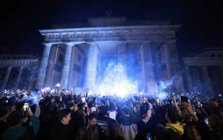 Germania, entra in vigore la legge che liberalizza la cannabis: festa alla porta di Brandeburgo