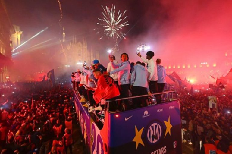 Cori contro il milanista Theo Hernandez durante festa scudetto, multa di 3mila euro per l’Inter