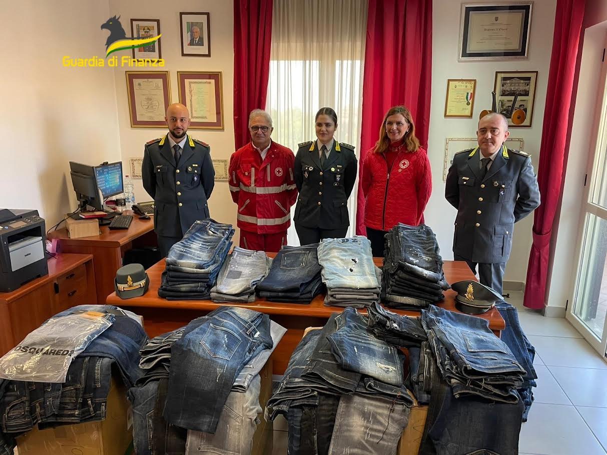 Caserta, la Guardia di Finanza dona alla Croce Rossa capi di abbigliamento contraffatti