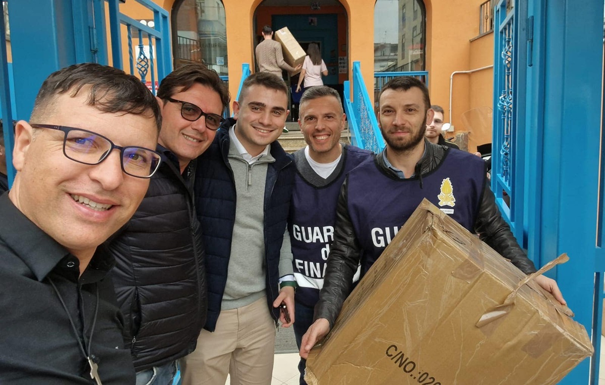 I finanzieri regalano t-shirt, felpe e pasta sequestrati ai bisognosi di Napoli