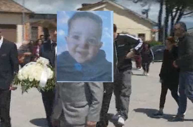 Dolore al funerale del piccolo Francesco Pio, ucciso dai pitbull a Eboli
