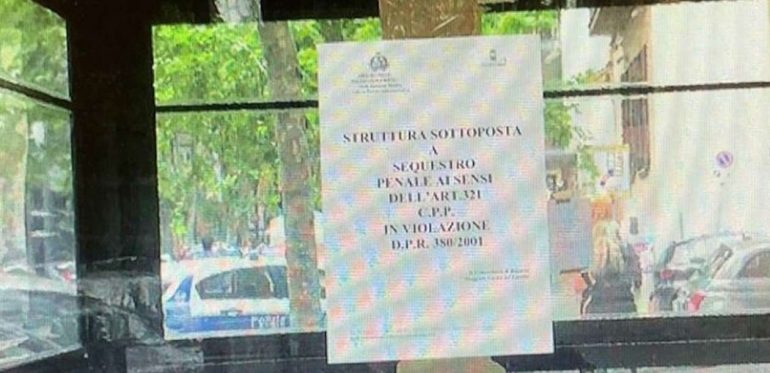 Napoli, sequestrato il gazebo abusivo di una nota pizzeria in piazza Vanvitelli