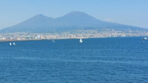 Maltempo nel Golfo di Napoli, cancellati i collegamenti marittimi per Ischia e Procida