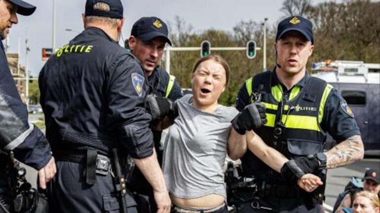 Greta Thunberg arrestata durante una protesta per il clima all’Aia