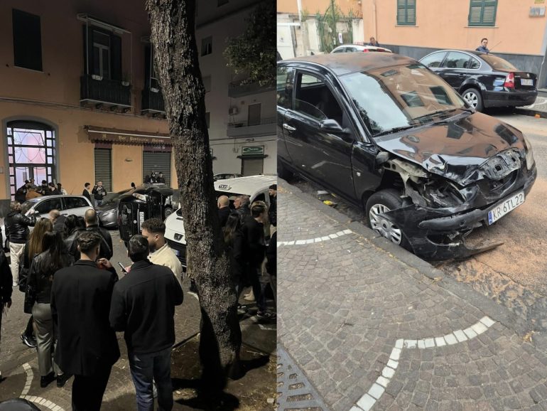 Napoli, auto si ribalta a Bagnoli dopo scontro con veicoli in sosta