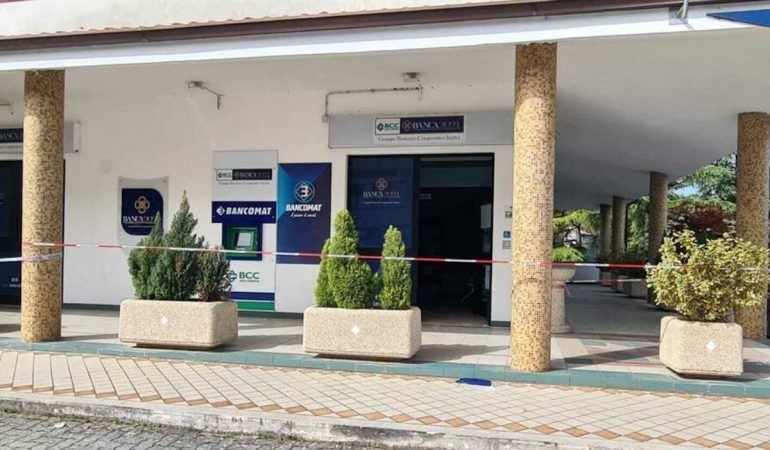 Colpo in banca ad Atena Lucana, ladri portano via la cassaforte con cinquemila euro