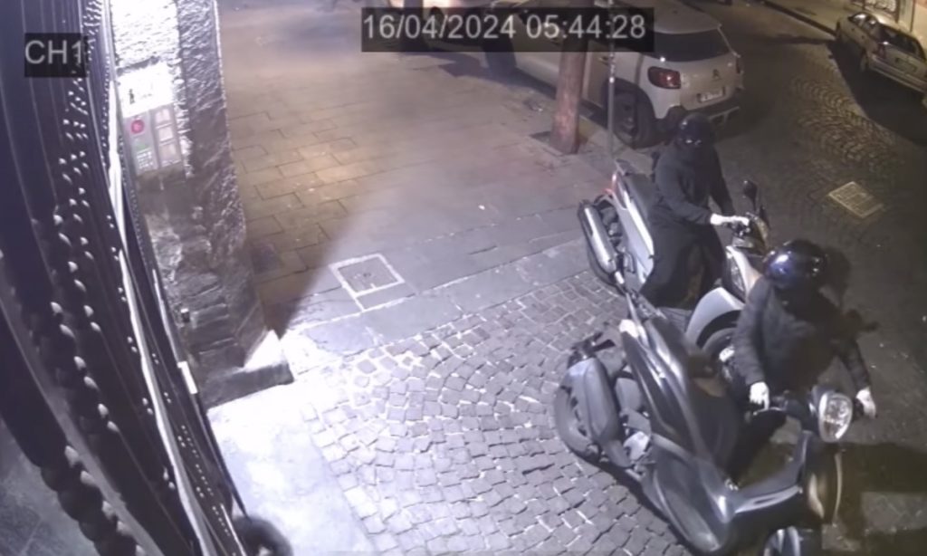 A Napoli rubano motorino forzando i cancelli del parcheggio di un condomino