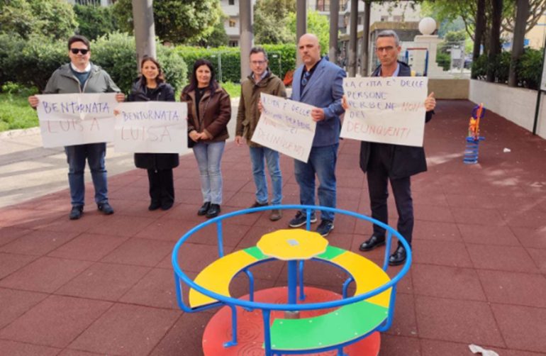 Ferita a Fuorigrotta, la signora Luisa ritorna nell’area giochi di Piazza Italia, teatro della tentata strage