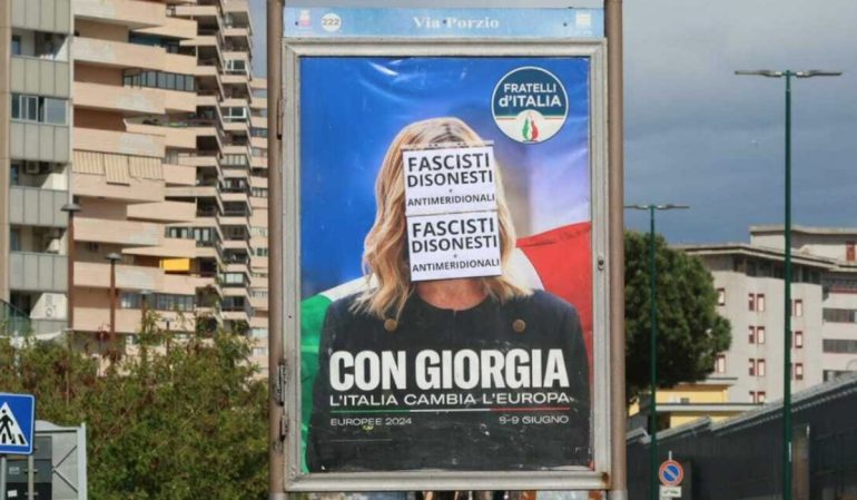 Napoli, imbrattati i manifesti della Meloni. Fdi: “Azioni intollerabili”