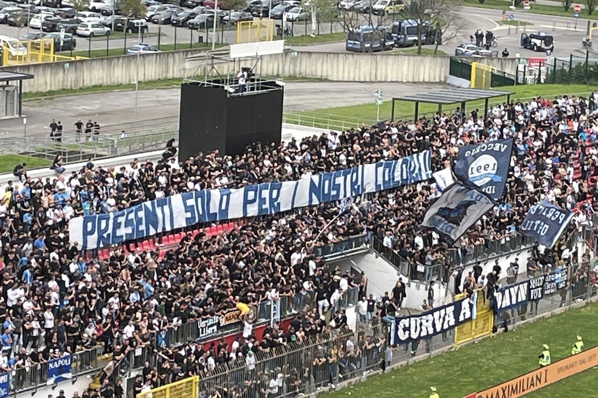 La contestazione dei tifosi del Napoli a Monza: prima il silenzio, poi striscioni e fumogeni