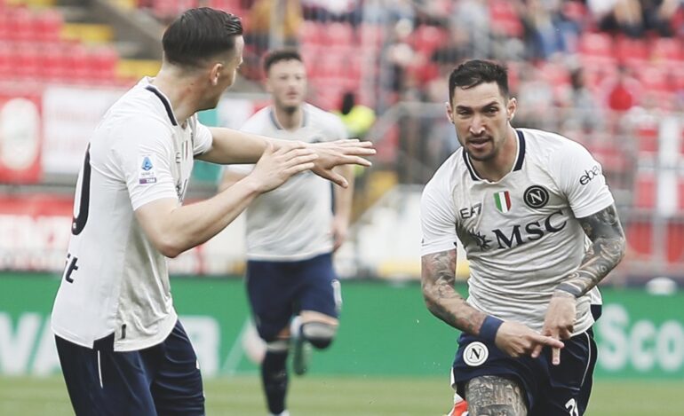 Napoli da incubo per 45′, poi la rimonta: tre perle in 6′ stendono il Monza
