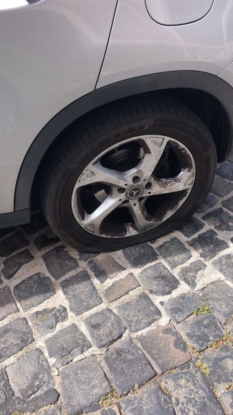 Napoli, si rifiuta di pagare i parcheggiatori abusivi e gli squarciano le gomme