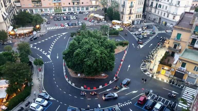 Rotatoria in piazza degli Artisti: il Comune di Napoli rimedia alla pedonalizzazione contestata
