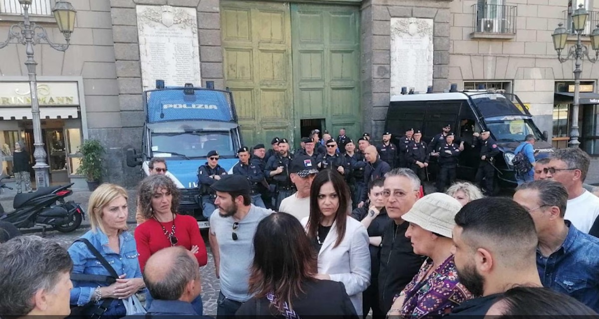 Lavoratori Terme Agnano protestano per mancato stipendio da 18 mesi a Napoli