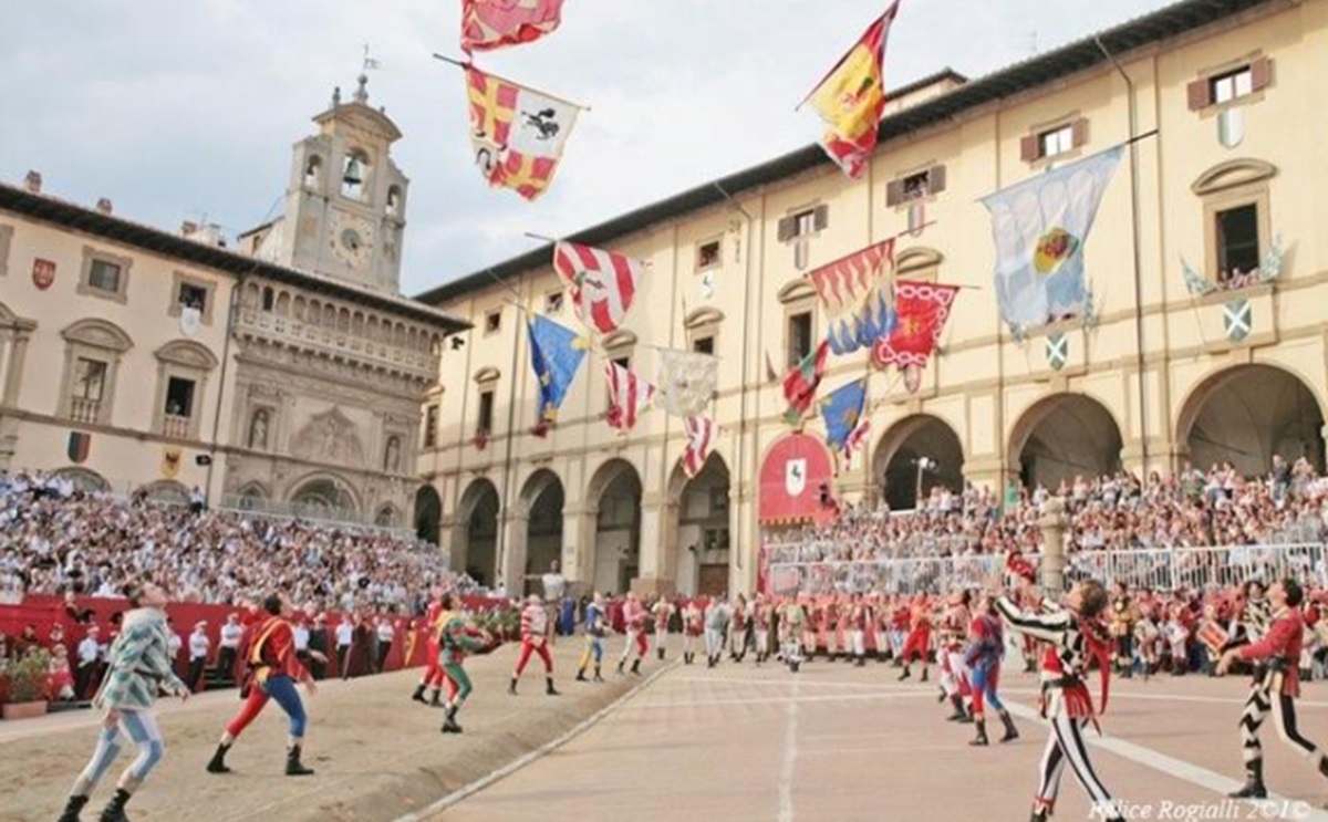 Al via “Vessilli”, storico gemellaggio tra gli Sbandieratori Cavensi e gli Sbandieratori di Arezzo