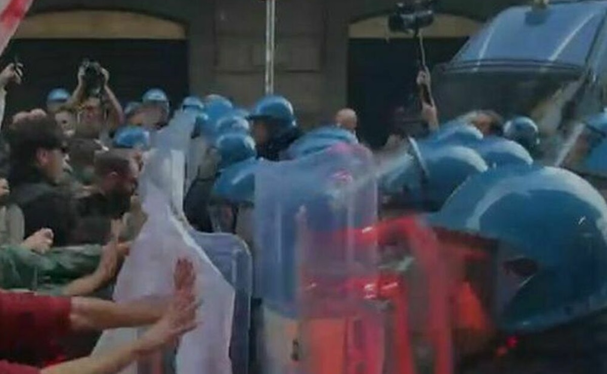 Protesta contro Nato a Napoli: scontri tra manifestanti e la Polizia in via Toledo