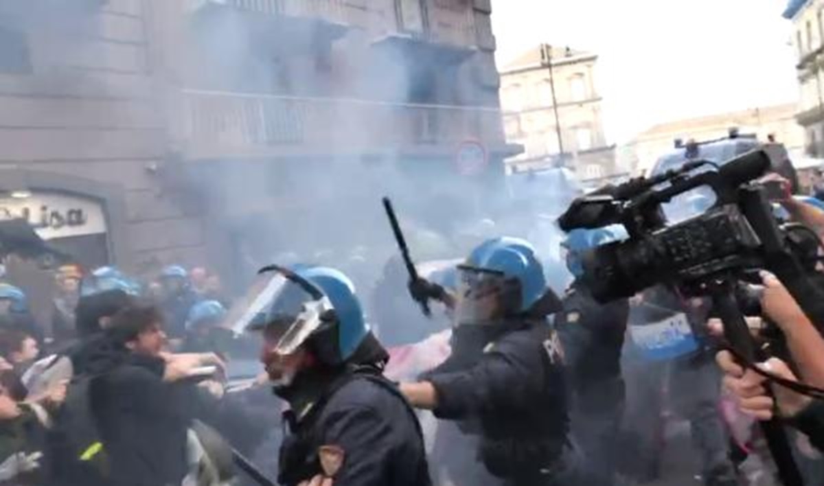 Scontri tra manifestanti e Polizia a Napoli, attivisti denunciano otto feriti