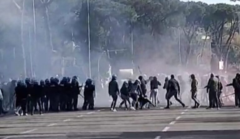 Agente del reparto Mobile di Napoli ferito negli scontri pre derby tra tifosi di Roma e Lazio