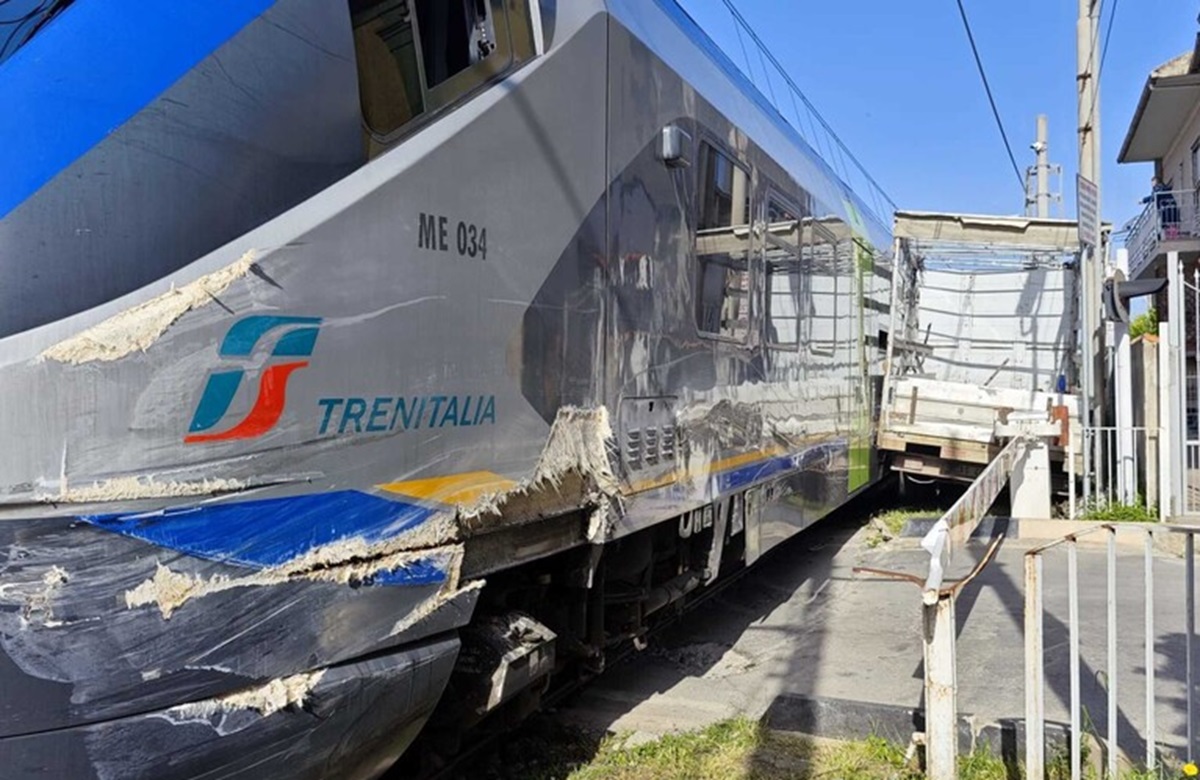 Caserta: furgone bloccato sui binari, scontro con un treno. Nessun ferito