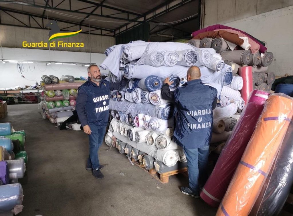 Napoli, la Finanza sequestra 500mila articoli contraffatti: 26 denunciati