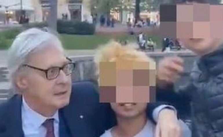“Siete finocchi? Viva la f…”. Sgarbi nella bufera per video con due ragazzini