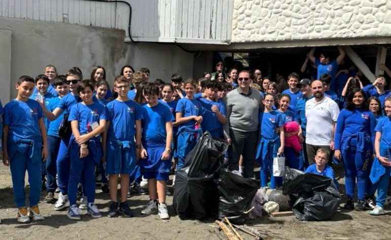 A Sorrento gli studenti ripuliscono la spiaggia di Marina Grande