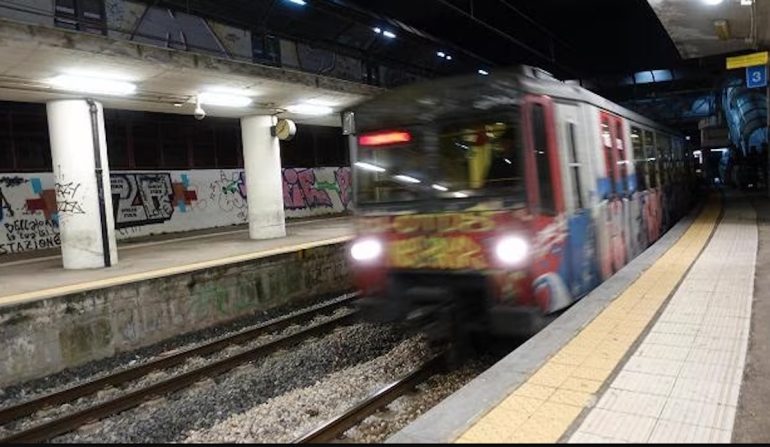 Napoli, lunga attesa e trasbordo da un treno all’altro: disagi per i pendolari della Circumvesuviana