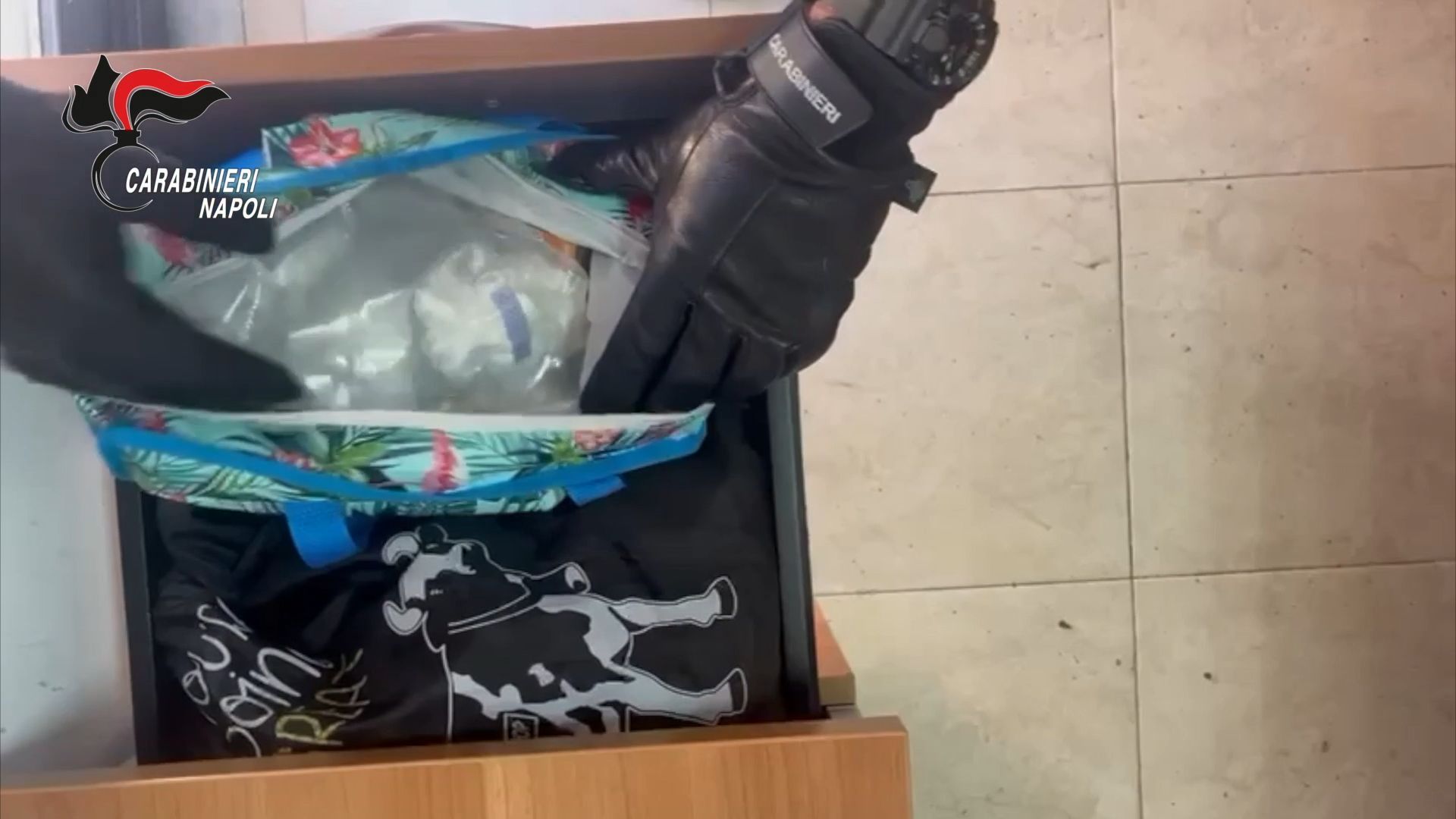 A Caivano cocaina e crack nelle cassetto delle posate: arrestato pusher