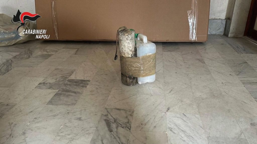 Castellammare, aveva costruito una bomba da oltre un chilogrammo: in manette Emanuele Raffone