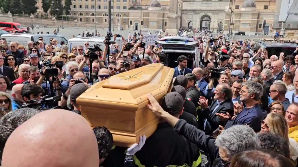 Ultimo saluto a Franco Di Mare, la moglie: “Perdonami se non sorrido”