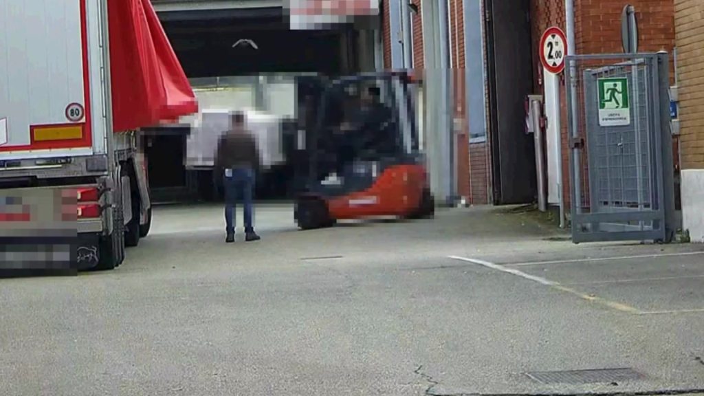 Operazione Affari tuoi in tutta Italia: truffe milionarie alle aziende, arresti anche a Napoli