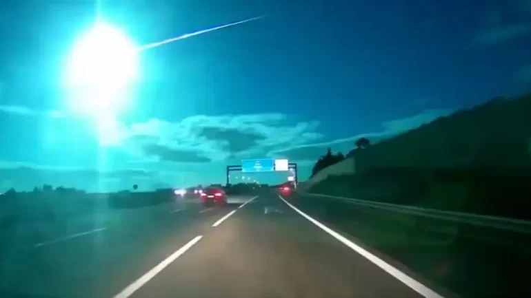 Meteora infuocata squarcia il cielo del Portogallo: immagini mozzafiato