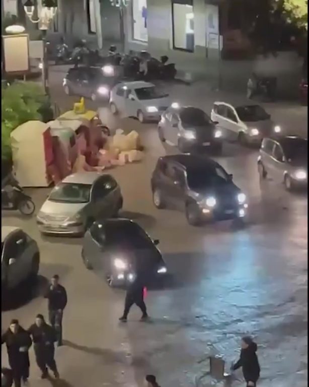 Napoli, rissa tra giovani a colpi di casco in piazza Vanvitelli