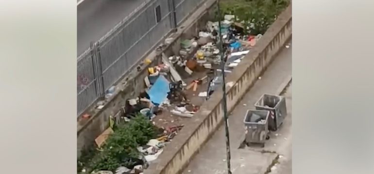 Napoli, risse tra clochard e degrado in via Ponte della Maddalena. Residenti in allarme 