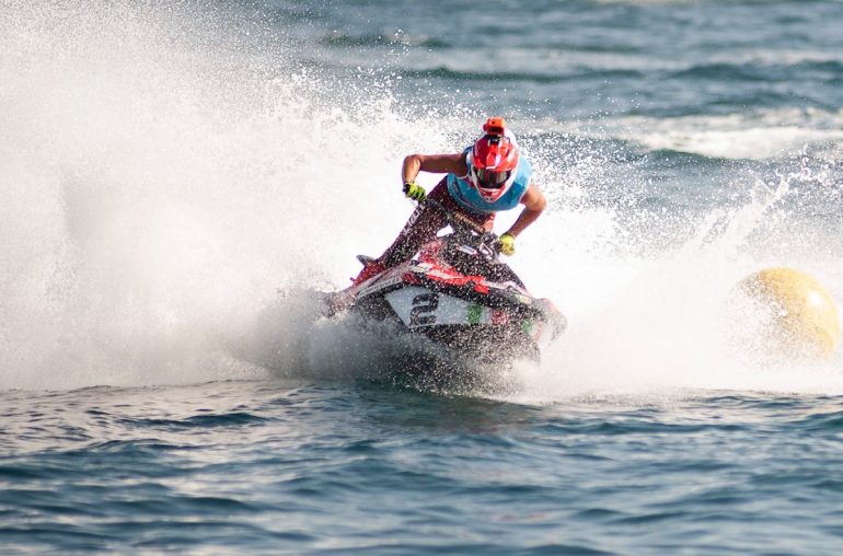 Napoli, la sfida tra i migliori piloti italiani di moto d’acqua ha dato spettacolo sul litorale