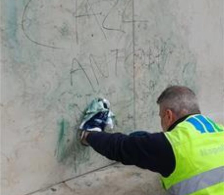 Napoli, ripuliti marmo emiciclo della fontana del Nettuno: erano stati imbrattati
