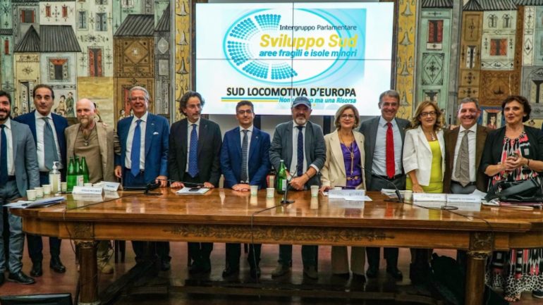 Vesuvio, l’intergruppo parlamentare ‘Sviluppo Sud’ presenta nuovo piano di evacuazione