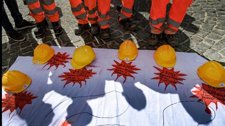 Sciopero edili Napoli: caschi gialli insanguinati in piazza