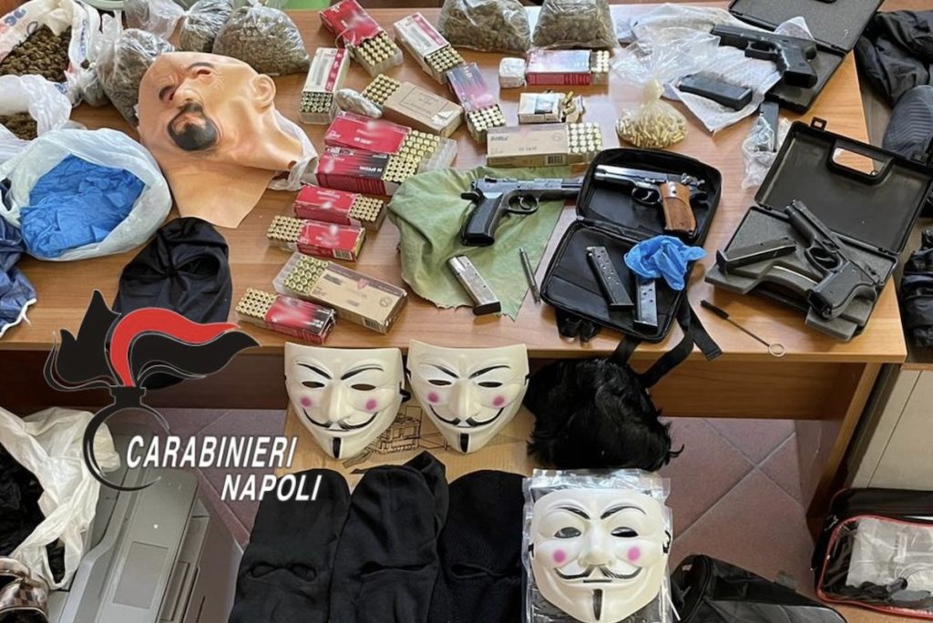 Napoli: maxi sequestro di armi, droga e maschere di “V for Vendetta” e “Breaking Bad”