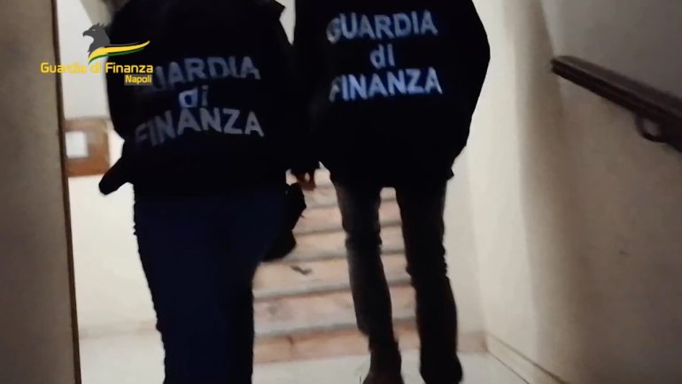 Diplomi falsi a mille euro: tre arresti a Benevento, oltre 1.700 i titoli taroccati