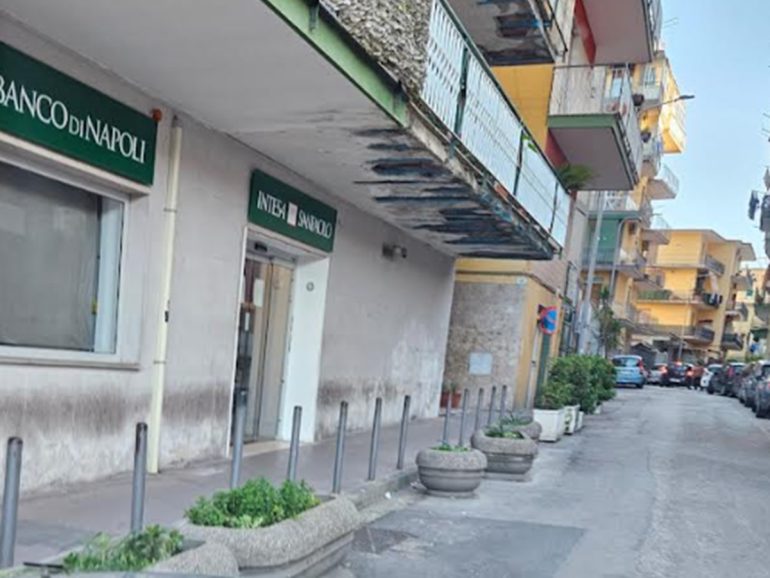 Arzano, fioriere e piante per impedire la sosta in via Rimini