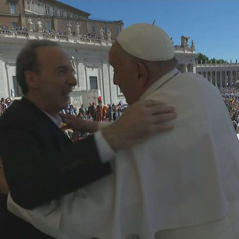 Benigni show, dal bacio al Papa al campo largo. E in piazza San Pietro c’è anche la premier Meloni