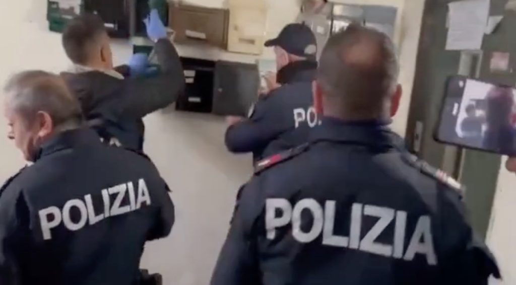 Blitz al rione Salicelle di Afragola: sequestrate armi e droga