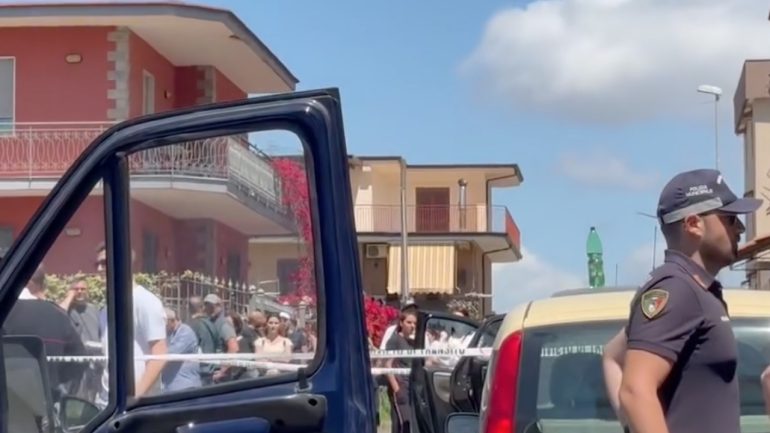 A Qualiano cadavere ritrovato in un’auto in via Benedetto Croce