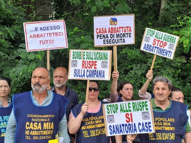 Caivano, protesta contro abbattimenti di case abusive