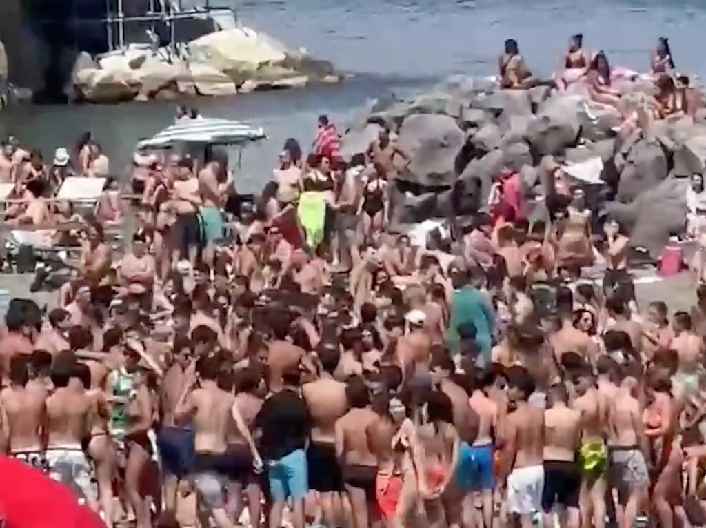 Napoli, rissa spiaggia delle Monache. Autobus bloccati per la sosta selvaggia in via Posillipo