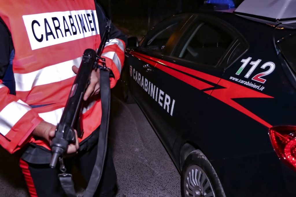 Non accetta che la figlia separata abbia un’altra relazione: tenta di accoltellarla e investirla. Arrestato