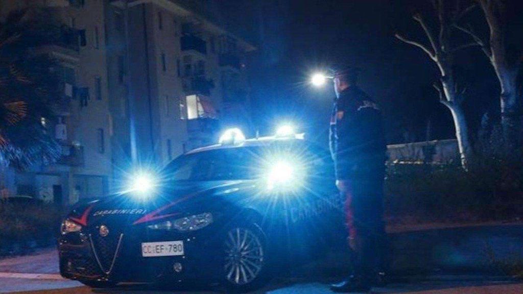Casoria, 38enne accoltellato con sette fendenti davanti a un negozio