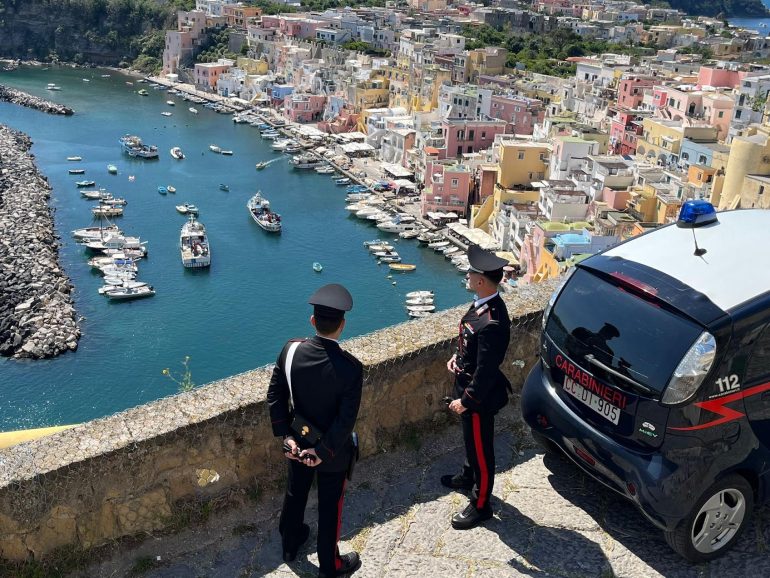 Tragedia a Procida: 23enne cade da un balcone al terzo piano e muore