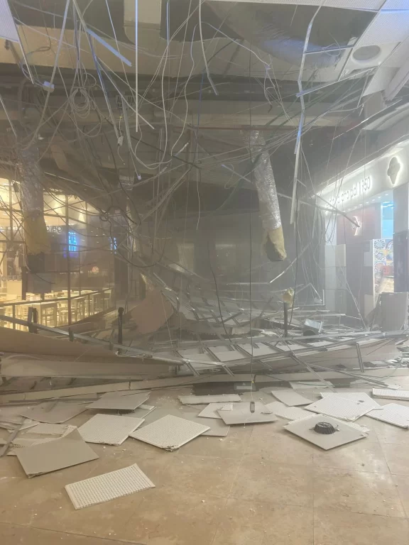 Marcianise, crolla il tetto del Centro Commerciale Campania : tragedia sfiorata e tanta paura